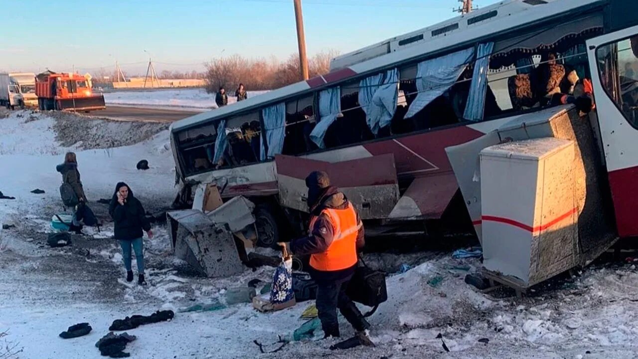 Столкновение поезда с автобусом. Поезд врезался в автобус. Авария на железной дороге. Авария на переезде в ставропольском крае