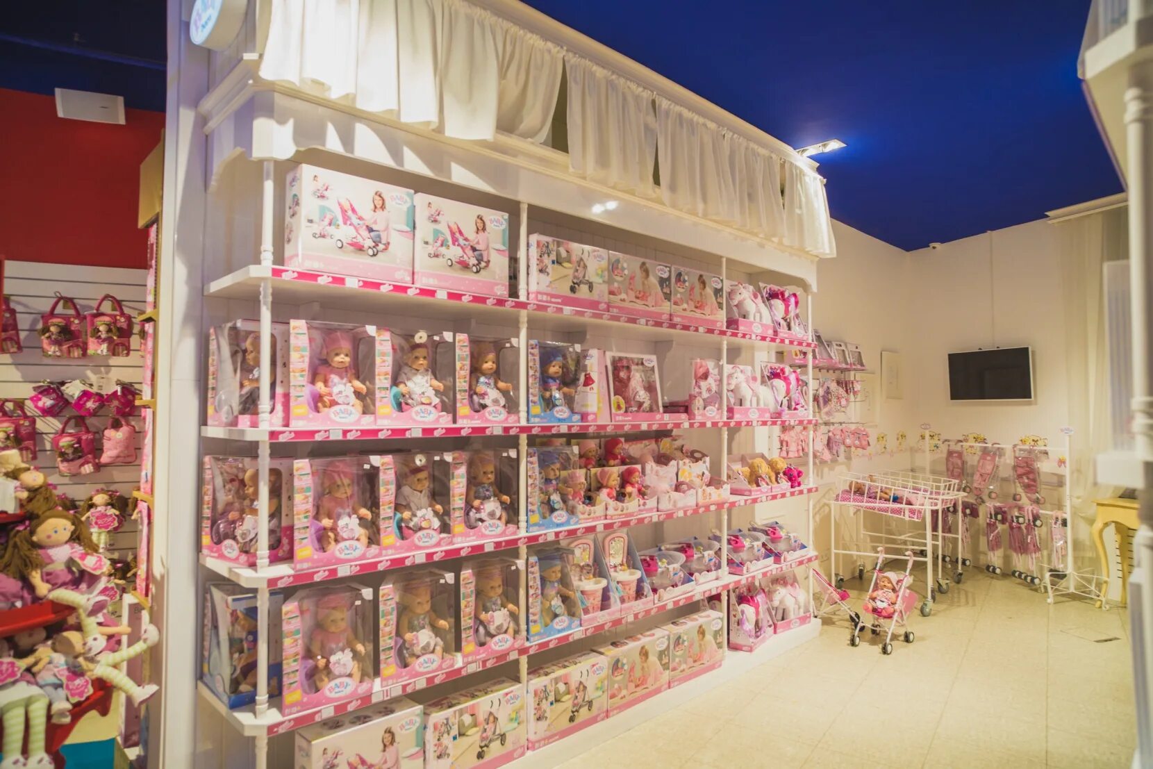 магазин кукольный мир. магазин кукольный мир. мир барби магазин в москве. искусство куклы гостиный двор реборн. оригинальные названия магазина кукол.