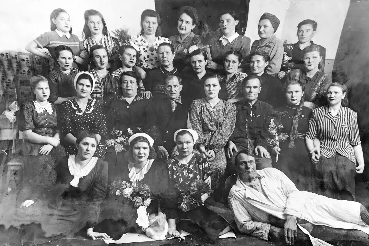 Перебирая архив. Каталог в библиотеке. Бумаги на столе. Стахановки фото. Перебирает бумаги.