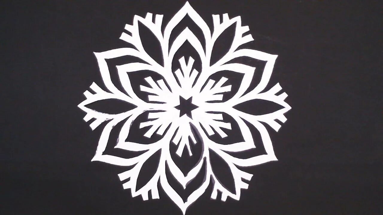 Белая снежинка вырезать. Красивые снежинки на окна. Белая снежинка вырезать. Бумажные снежинки. Снежинки белые для вырезания.