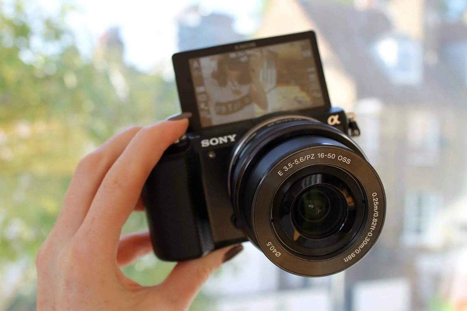 Камера с помощью которой можно. Sony Camera for vlogging. Фотоаппарат для блогеров. Съемка на фотоаппарат. Фотоаппарат и видеокамера.