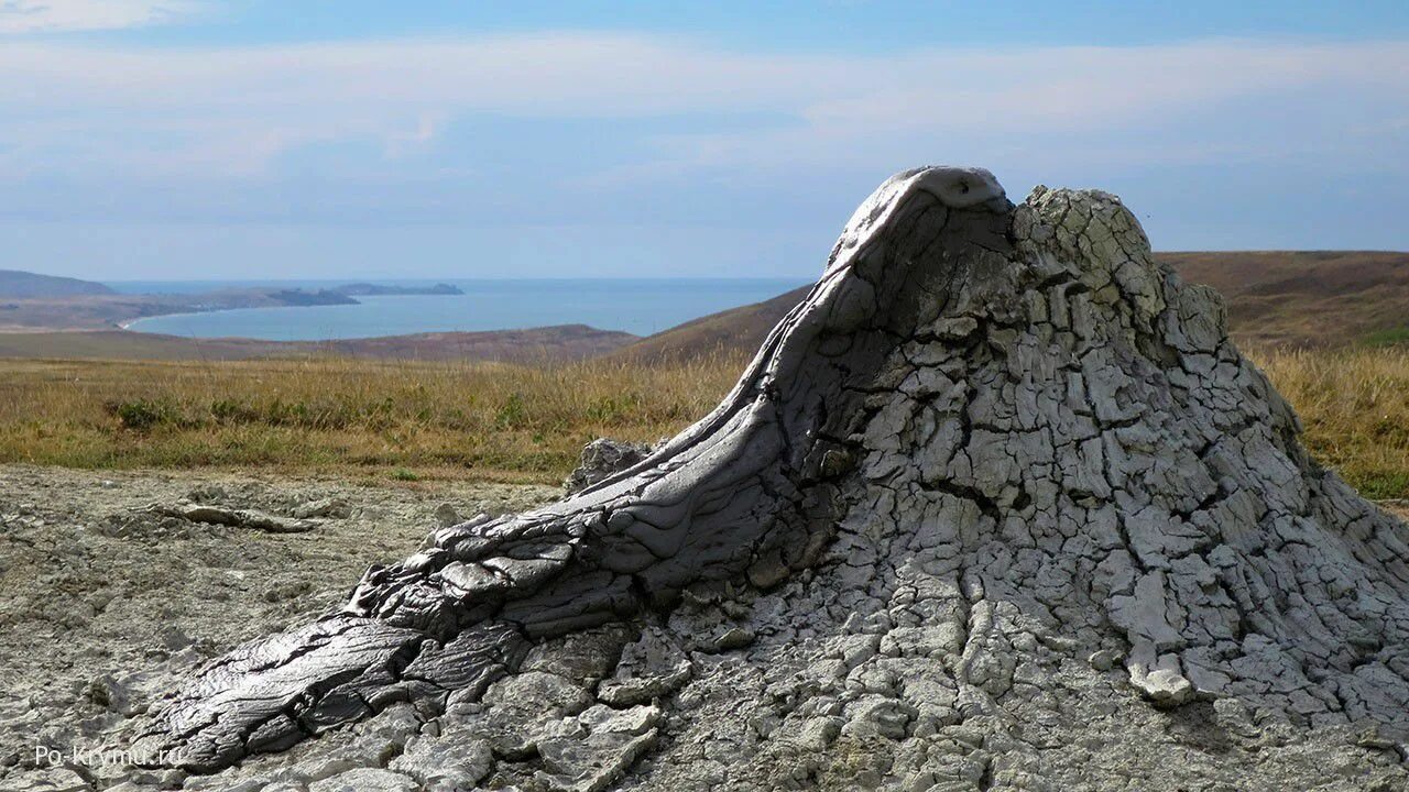 Долина грязевых вулканов в крыму. Вулкан в крыму. Грязевой вулкан джау-тепе керчь. Вулкан в крыму. Вулкан в крыму.