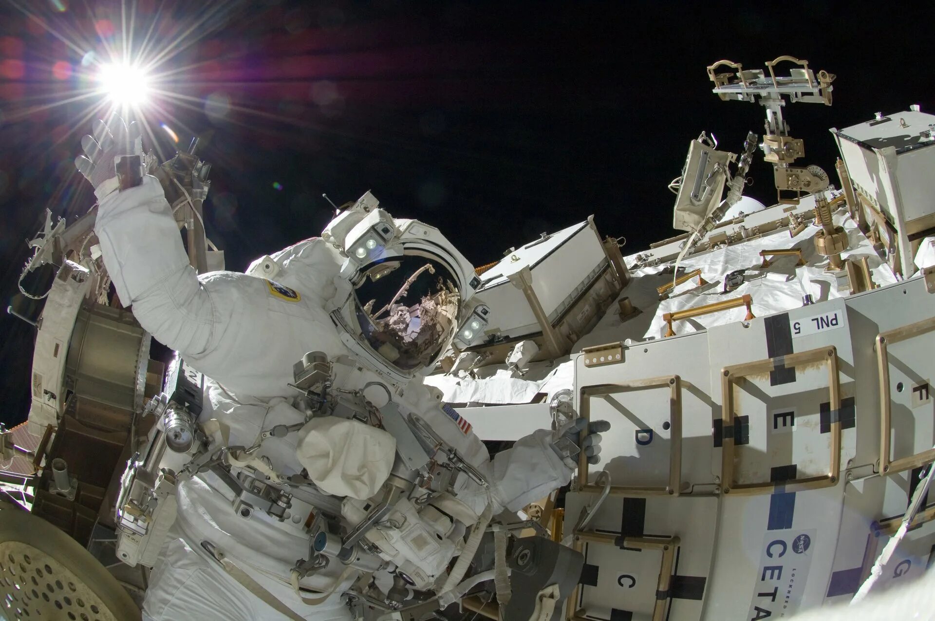 Астронавт НАСА Сунита Уильямс. Скафандры НАСА на МКС. Спутник НАСА станция МКС. Космонавт в космосе.