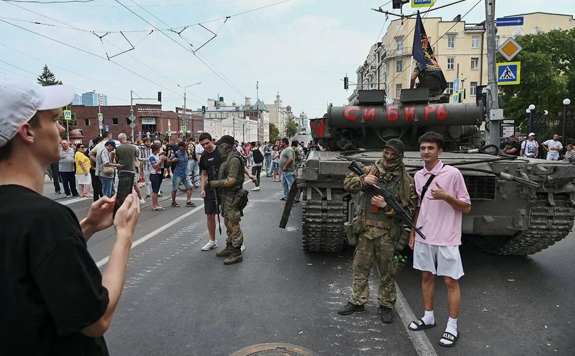 Ситуация в Ростове. Захват белого дома Россия. Обстановка в Ростове. Вооруженный мятеж на Смоленской площади.