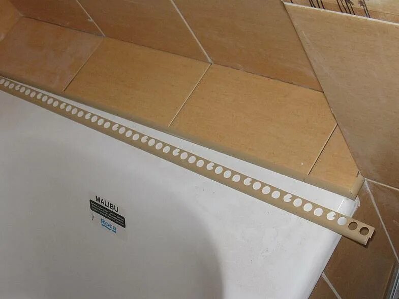Стык плитки и стены. Профиль для примыкания ванны к стене. Уголок для стыка ванны и плитки. Шом между стеной и ванной. Уголок на стык плитки в ванной.