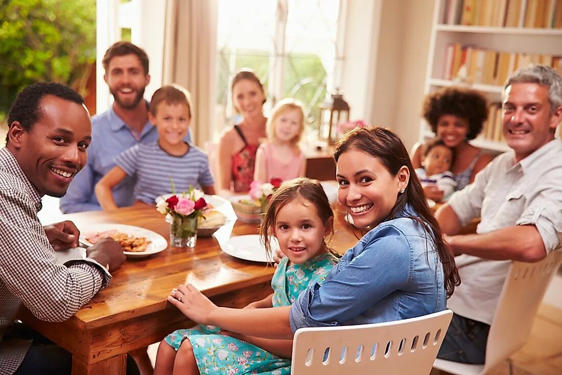 Single family. Семья за столом. Большая счастливая семья. Дружная семья за столом. Разные семьи.