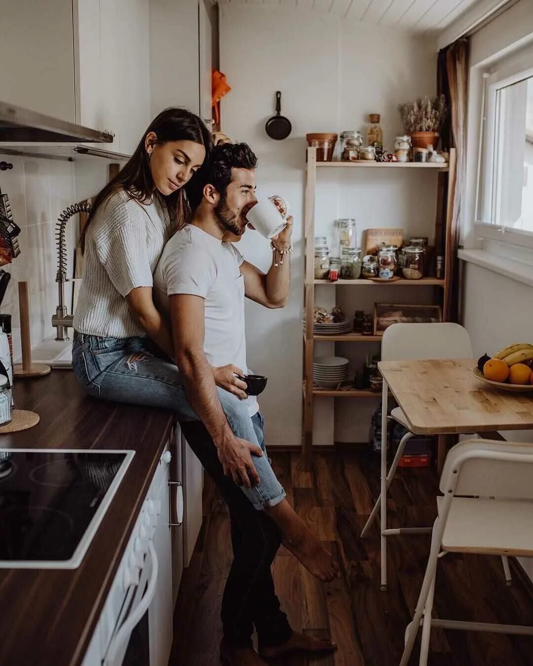 Семейные пары утром. Фотосессия на кухне. Фотосессия в кухонном стиле. Фотосессия пары на кухне. Влюбленные на кухне.
