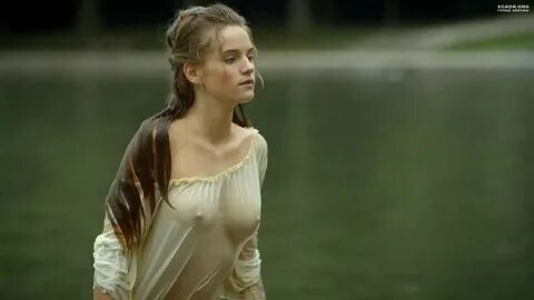 5. Голая мокрая грудь Ноэми Шмидт - Версаль.