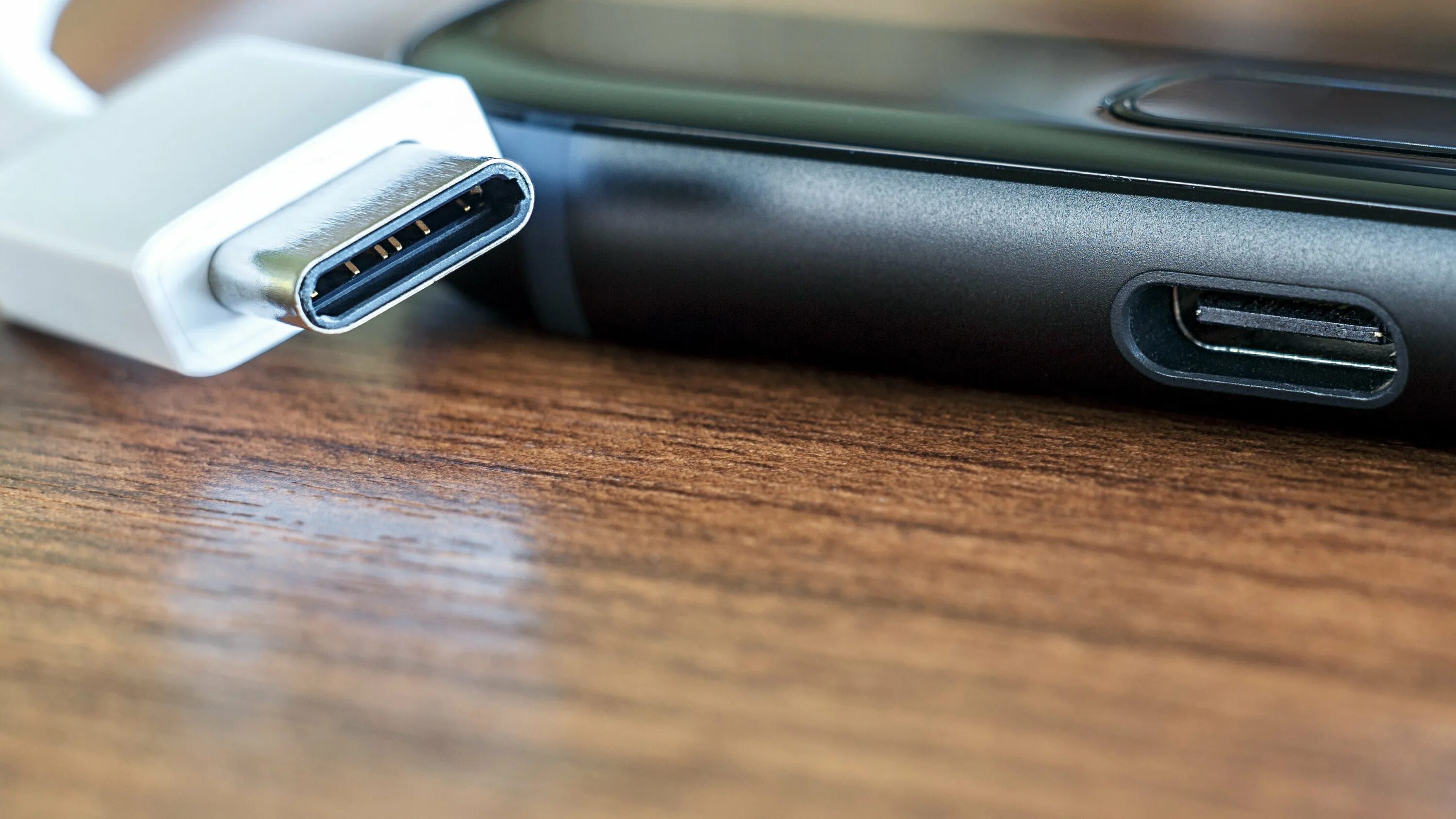 Смартфон с usb type c. Usb type-c port inside.