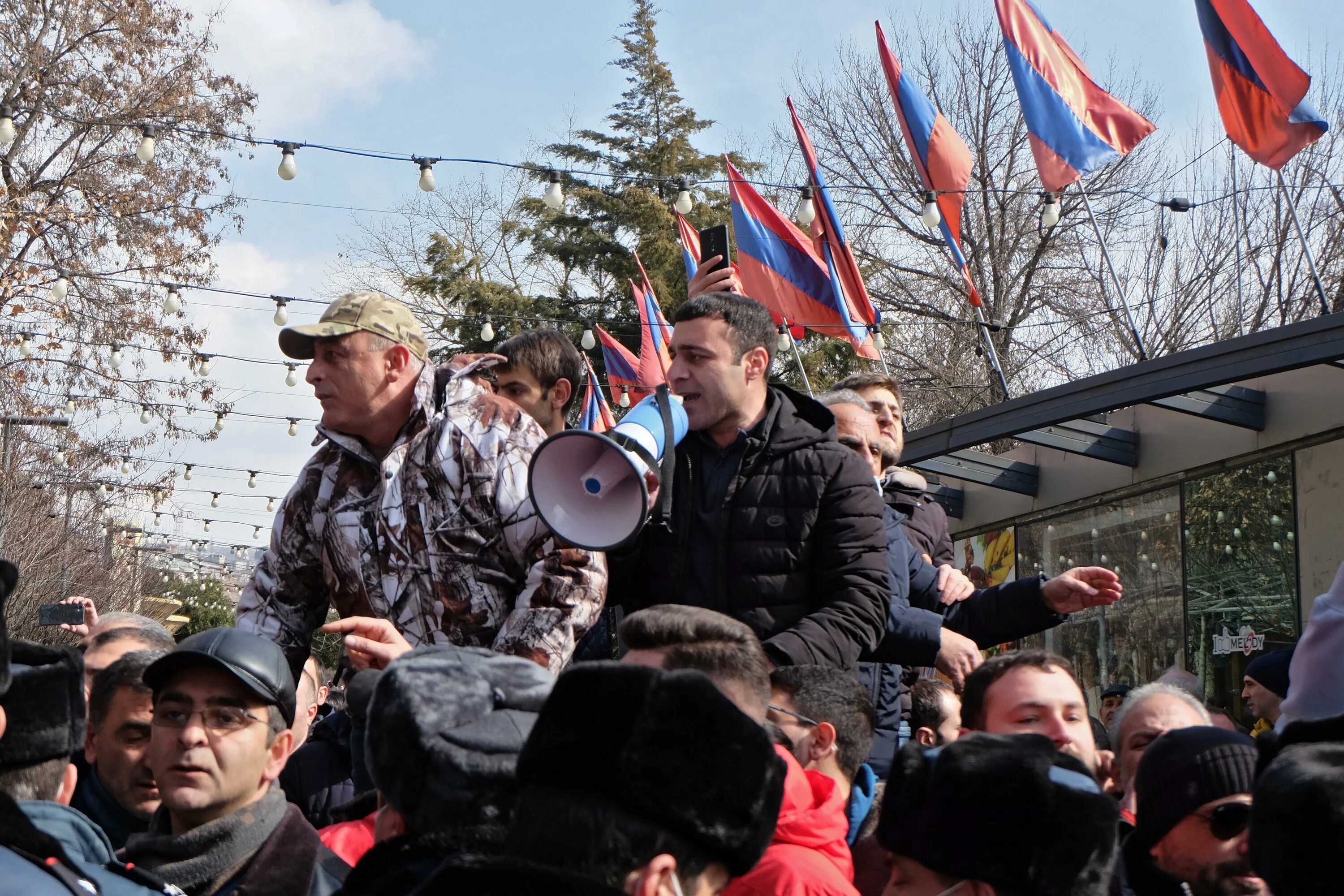 Последние новости армении сегодняшний. Митинг Ереван Nikol. Митинг Армении против Пашиняна. Спутник Армения протесты в Армении 2018. Митинги в Армении сейчас.