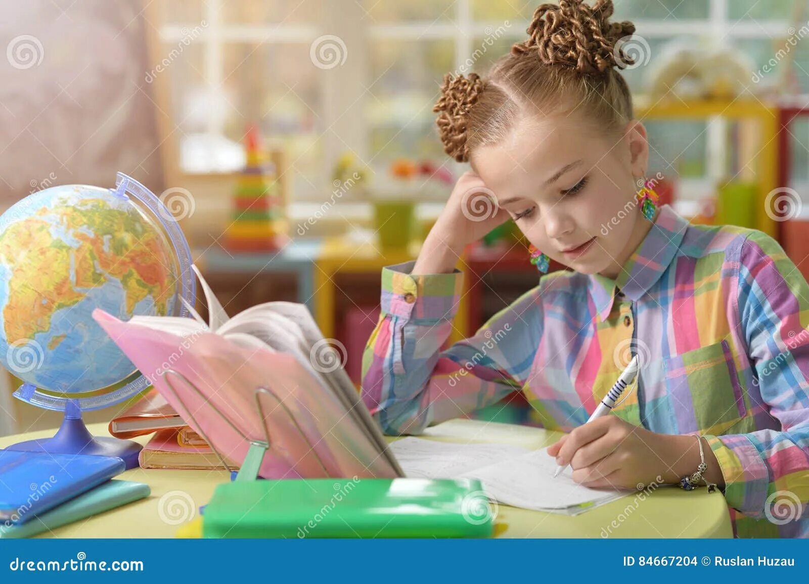 Делаем уроки алиса. Девочка делает уроки. Картинка девочек на видео уроке. Картинка девочка делает уроки. Картинка девочка делает уроки цветная картинка.