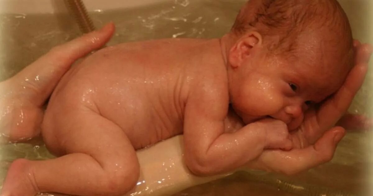 Сколько надо купать. Купание новорожденного ребенка. Пуканье новорожденного. Купание новорожденного ребенка в ванночке. Как правильно купать новорожденного.