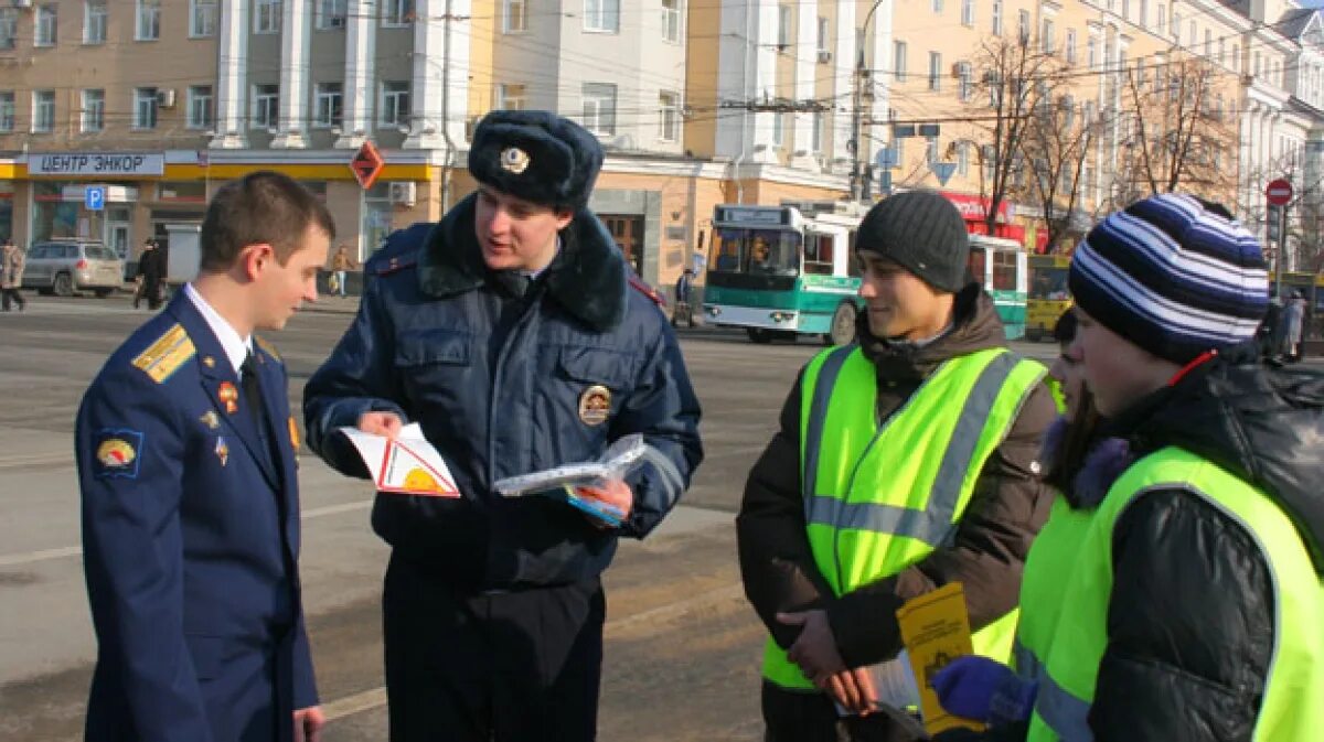 Гаи воронеж телефон. Сотрудники ДПС Воронеж. Сотрудники ГИБДД на холмистой Воронеж. Инспектор ГИБДД Воронеж. Гаишники Воронежа.