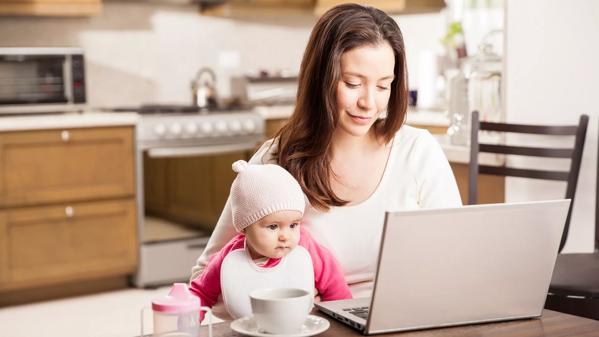 Женщина в декрете. Женщина с ребенком за компьютером. Работа дома. Не работаю сижу дома с ребенком. Квартира для мамы.