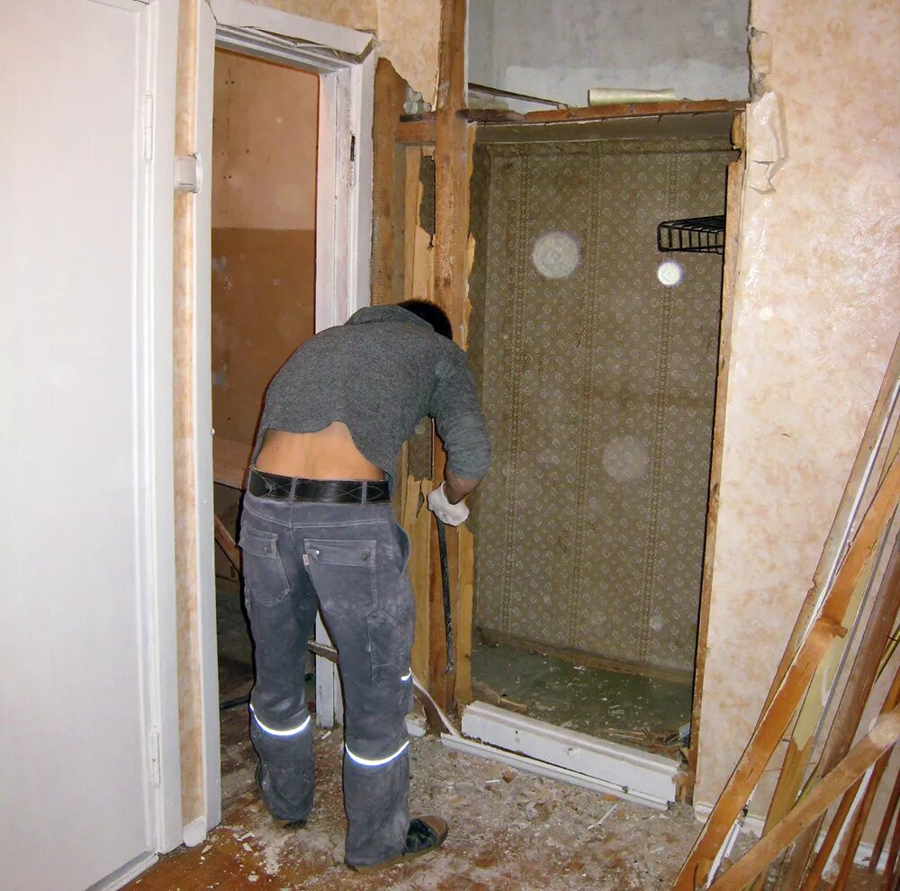 демонтаж старых входных дверей. демонтаж дверной коробки. демонтаж стальной двери. демонтаж дверного проема. демонтаж входной двери.