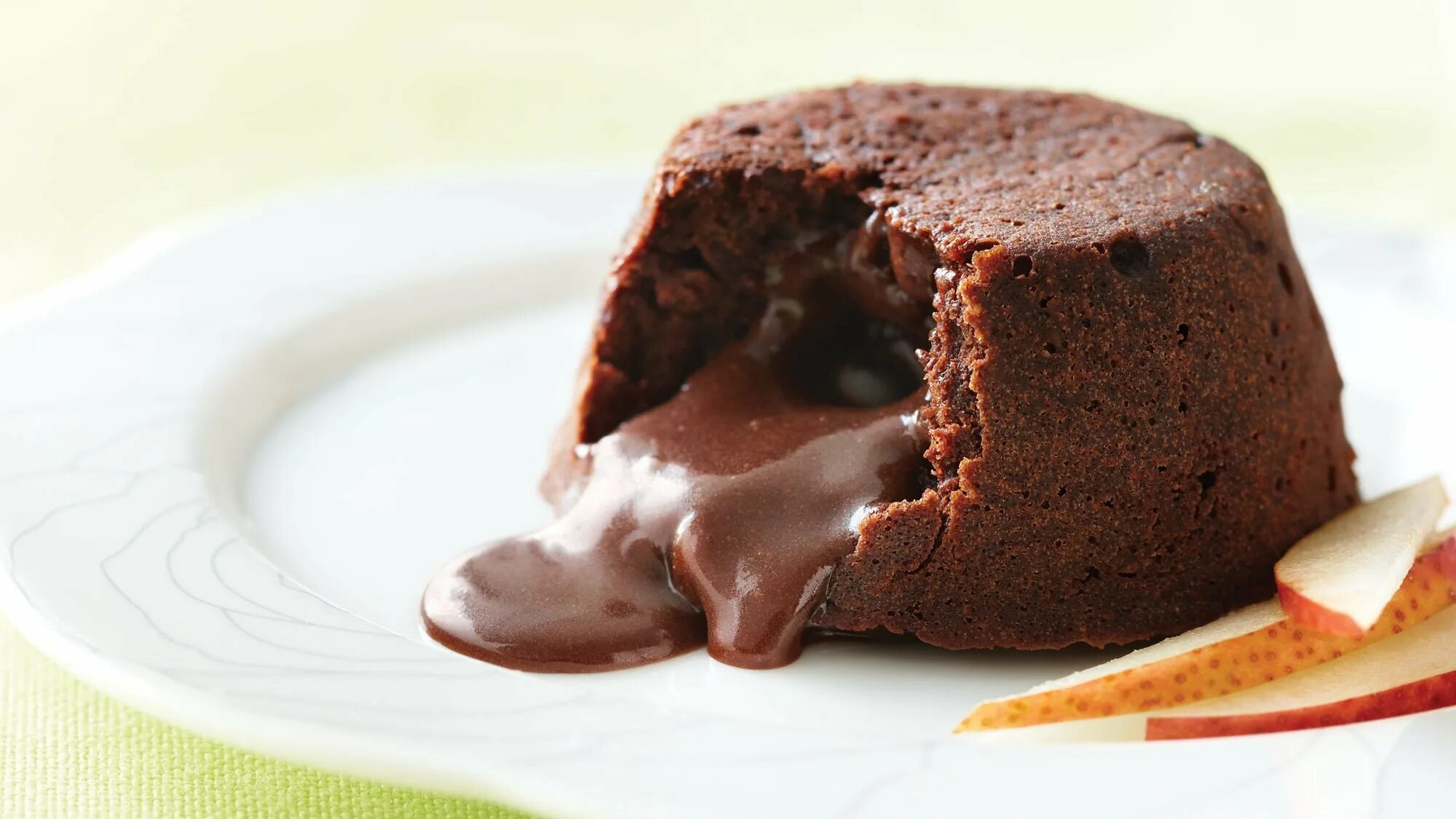Жидкий брауни рецепт. Шоколадный фондан лава кейк. Molten Chocolate Lava Cake. Шоколадный фондан кекс. Кексы с шоколадом внутри.