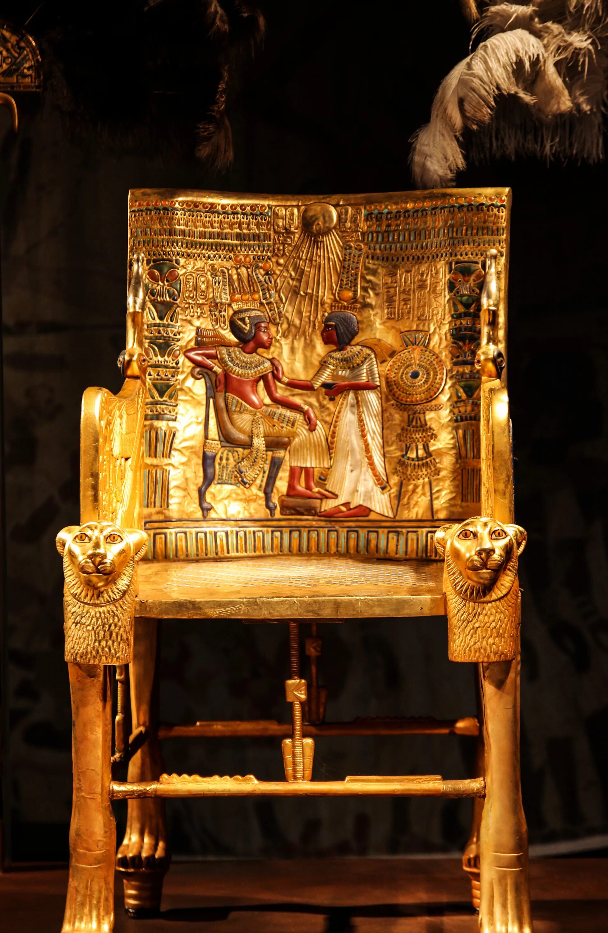 Трон фараона тутанхамона. Гробница Тутанхамона трон. Золотой трон Тутанхамона. Сокровища Тутанхамона Каирский музей. Золотая Гробница Тутанхамона.