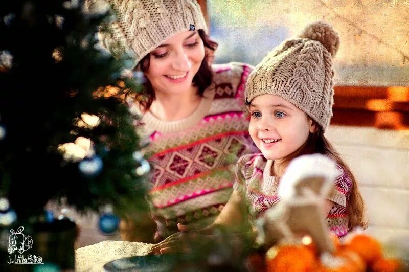 Новогодняя фотосессия мама с дочкой в шапках. Мама и дочь новый год. Зимняя фотосессия мама с дочкой. Семейная фотосессия в шапочках и рукавичках. Daughter now