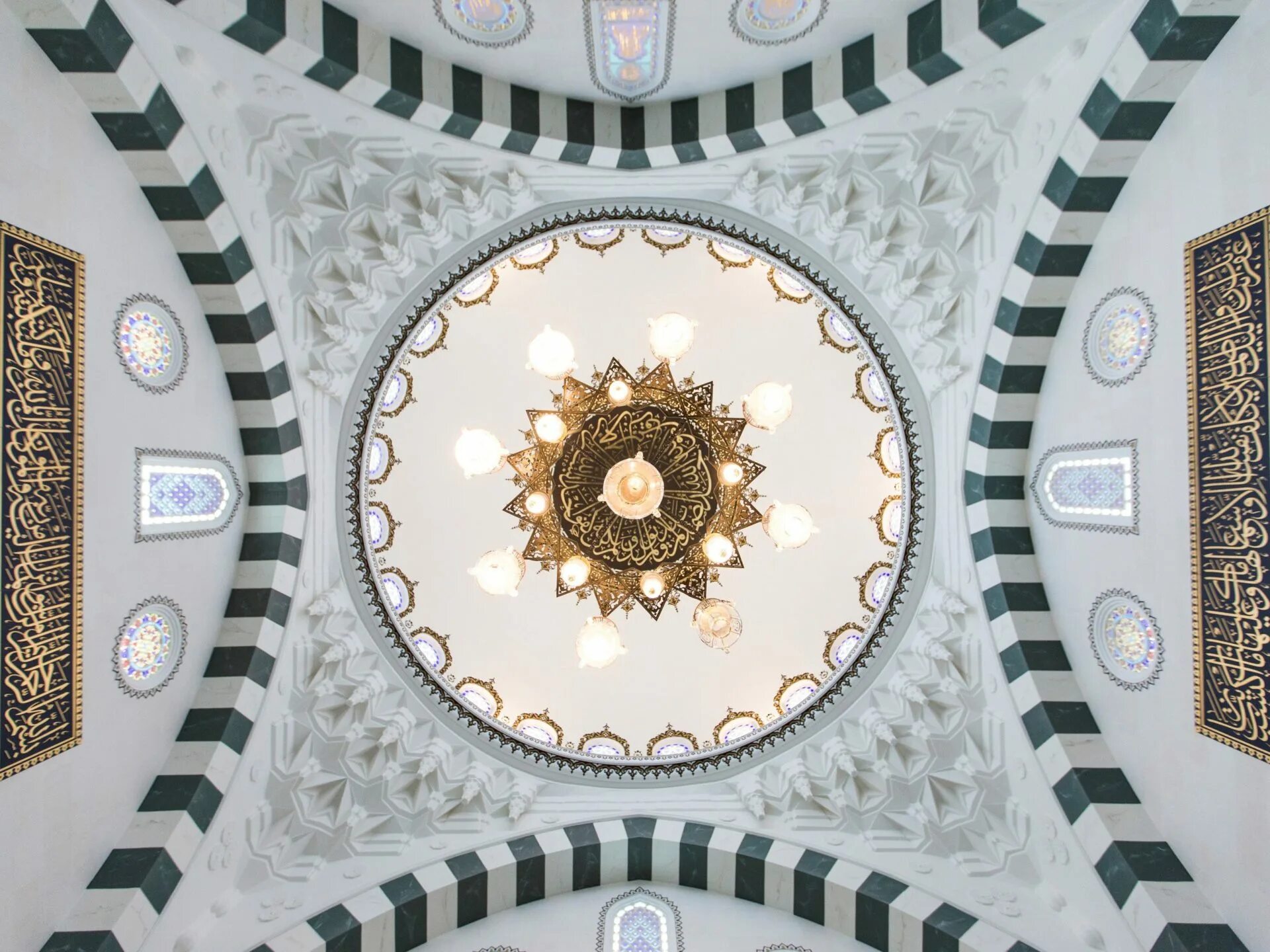 Чем украшают мечети. Украшение мечети. Красивые проекты мечетей. Внутреннее архитектура мечетей. Шестигранная форма в архитектуре мечетей.