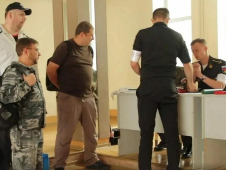Вручение повесток призывникам