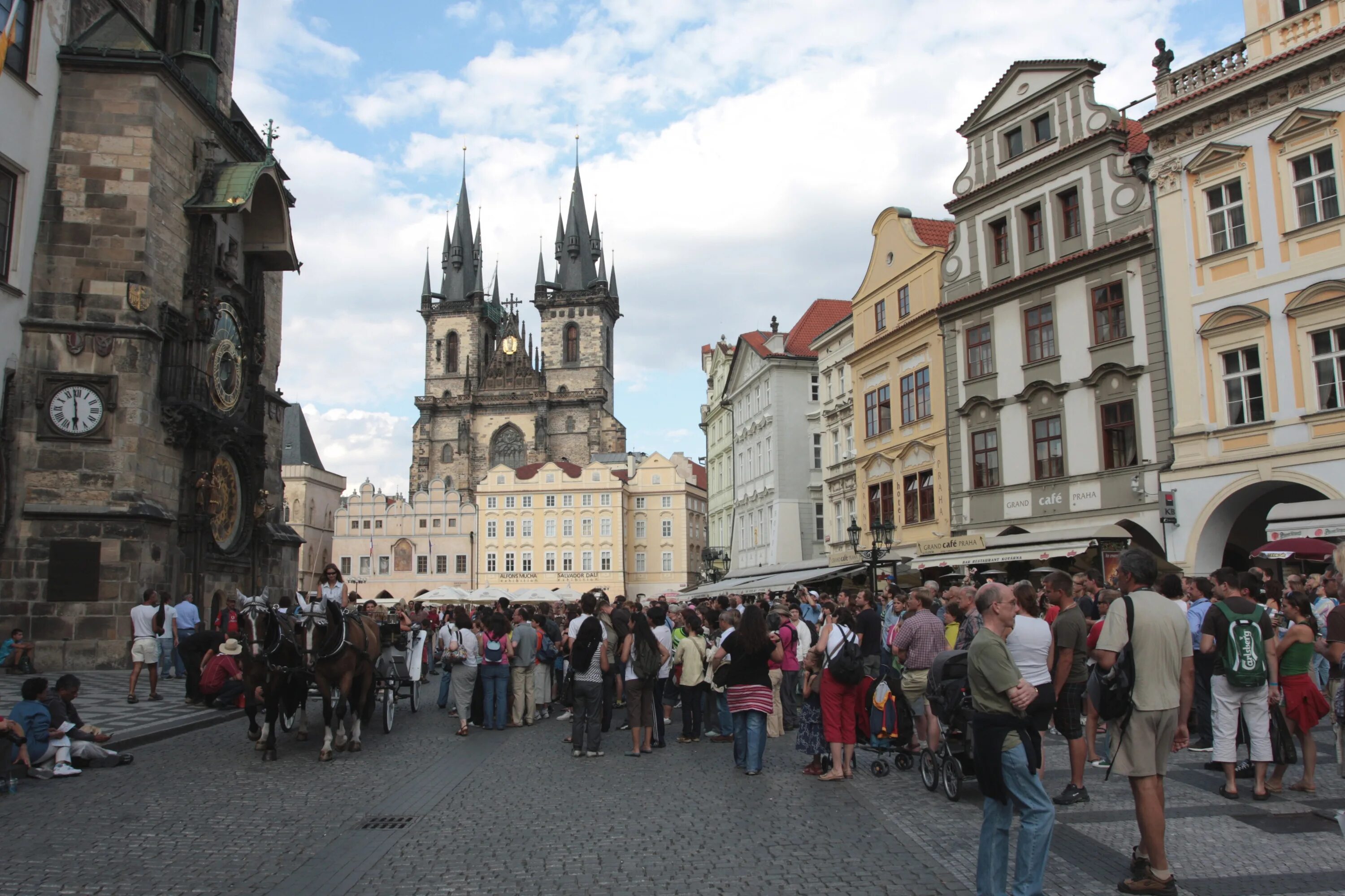 Население чехословакии. Прага Чехия население. Народы Чехии в Праге 2022. Прага туристы. Чешский Крумлов, Чехия население.
