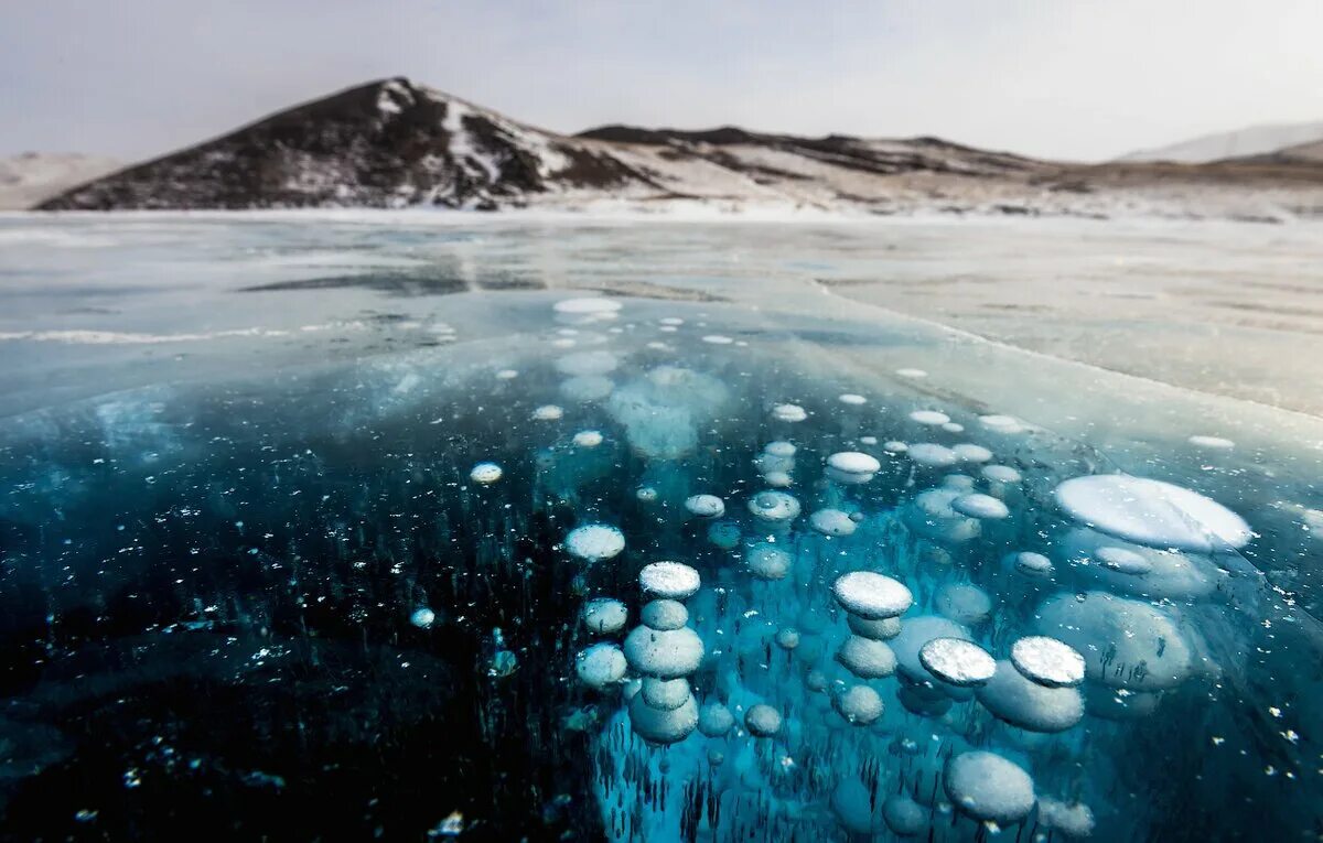 Пузырьки на байкале. Метановые пузырьки на Байкале. Метановые пузыри на Байкале. Голоустное Байкал пузырьки. Метановые пузырьки лед Байкала.