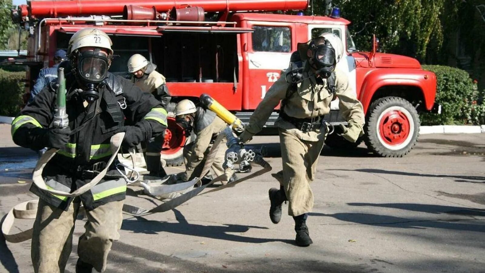 Пожарные выезд по тревоге. Пожарные приехали. Пожарные спешат на пожар. Пожарники приехали. Вызов пожарных.