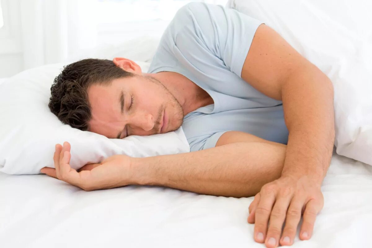 Спать головой в подушку. Сон на боку. Мужчина лежит на боку. Спящий на боку человек.