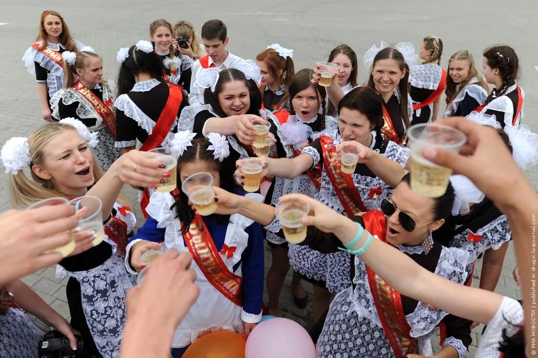 Пьяные выпускники. Фотосессия последний звонок. Школьный выпускной. После вечера выпускников