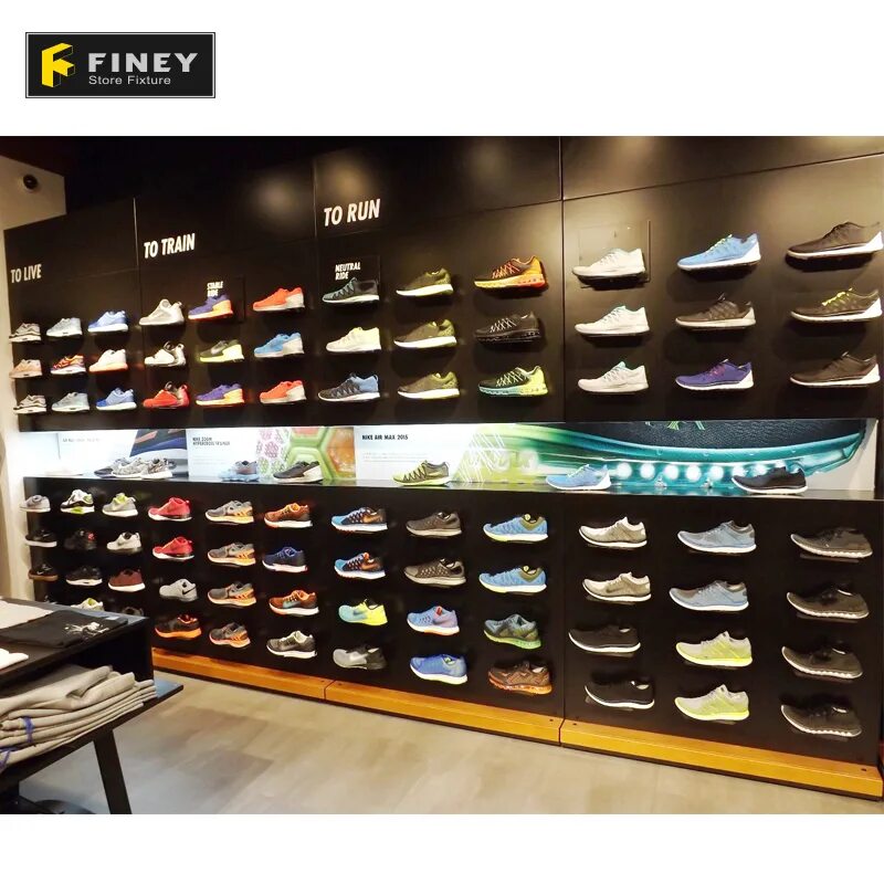 Обувь спортивная. Nike magazin turkiya. Витрина обуви спортивной. Кроссовки магазин. Nike air jordan factory.