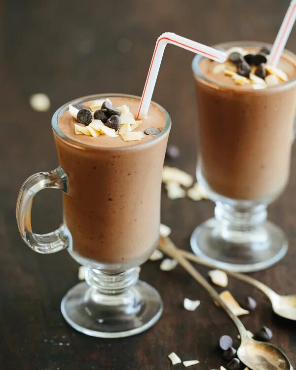 Финики коктейль. Шоколадный милкшейк напиток. Молочный коктейль «шоколадный Баунти». Шоколадный милкшейк с какао. Кофейный милкшейк.