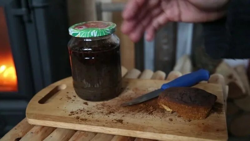 Чага березовый настойка. Настойка чаги на самогоне. Самогон на берёзовый чаги. Настой из коры березы. Настойка из чаги березовой.