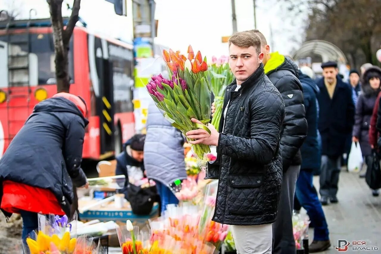 Мужчина с цветами на улице. Очередь в цветочный магазин. Мужики в очереди за цветами. На улице дарят цветы