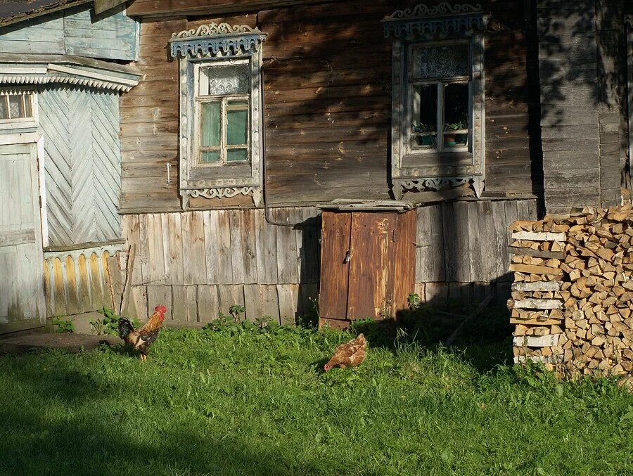 Она живет в деревне