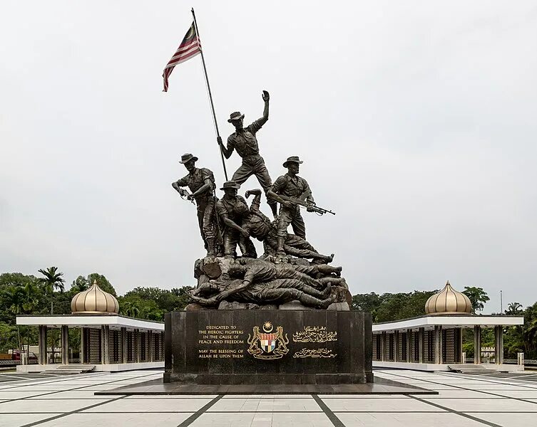 Куала Лумпур статуя. National Monument (Malaysia) Куала-Лумпура. Национальный музей Негара Куала Лумпур. Куала Лумпур памятники.