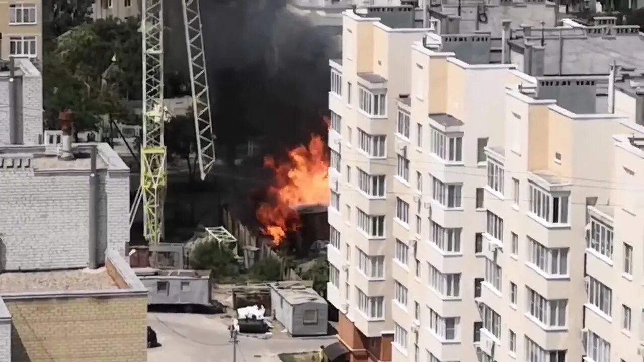 Что случилось сегодня в астрахани. Пожар в Астрахани сейчас Советском районе. Пожар на Бакинской улице. Астрахань Боевая 126 пожар. Пожар на Бакинской улице в Москве вчера.