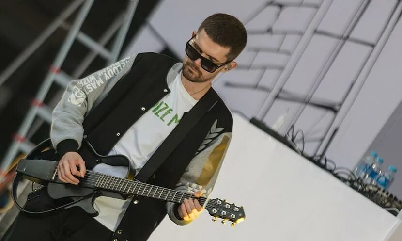 Нойз мс на гитаре. Прозрачная гитара нойз мс. noize mc гитара. электрогитара noize mc. прозрачная электрогитара noize mc.