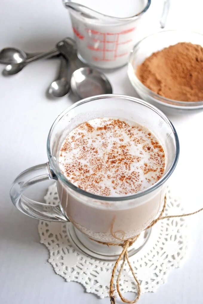 Латте масала. Chai Tea Latte. Пряный латте. Миндальный пряный чайный латте. Латте с пряностями.