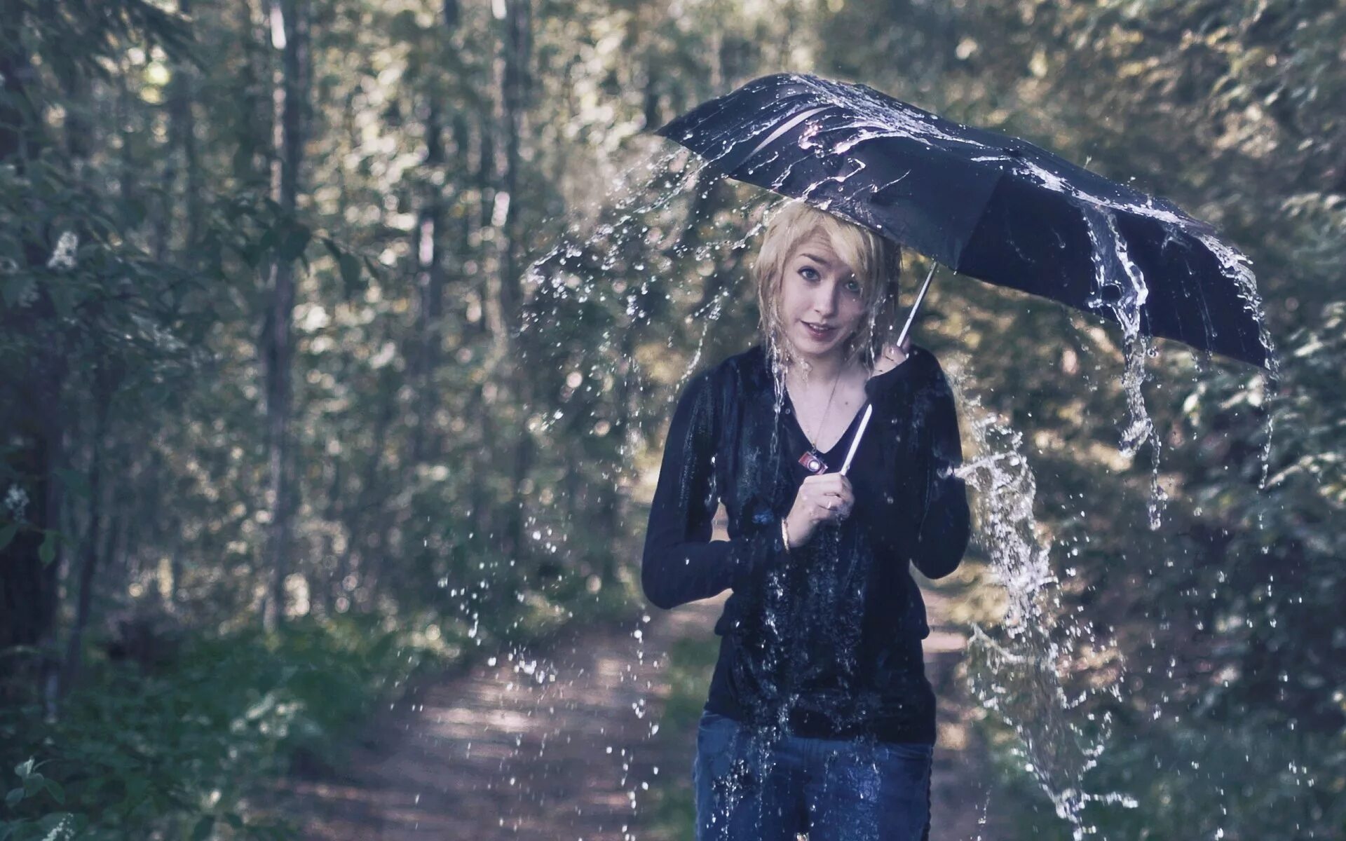 Под дождем. Девушка дождь. Женщина под дождем. Фотосессия в дождь. Silent rain