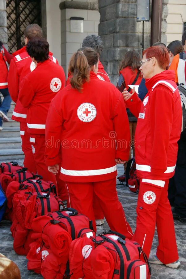 Форма красного креста. Униформа красного Креста. Красная униформа спасателей. Красная форма скорой помощи. Сотрудники красного Креста.