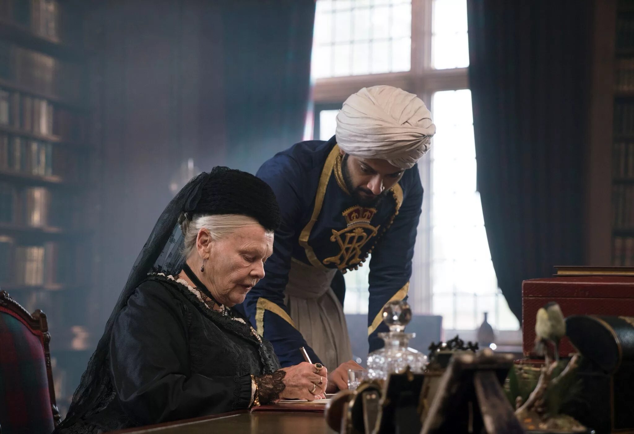 Королева и абдул. Виктория и абдул фильм 2017. Джуди денч королева виктория. Слуга королевы виктории абдул фильмы. Виктория и абдул фильм.