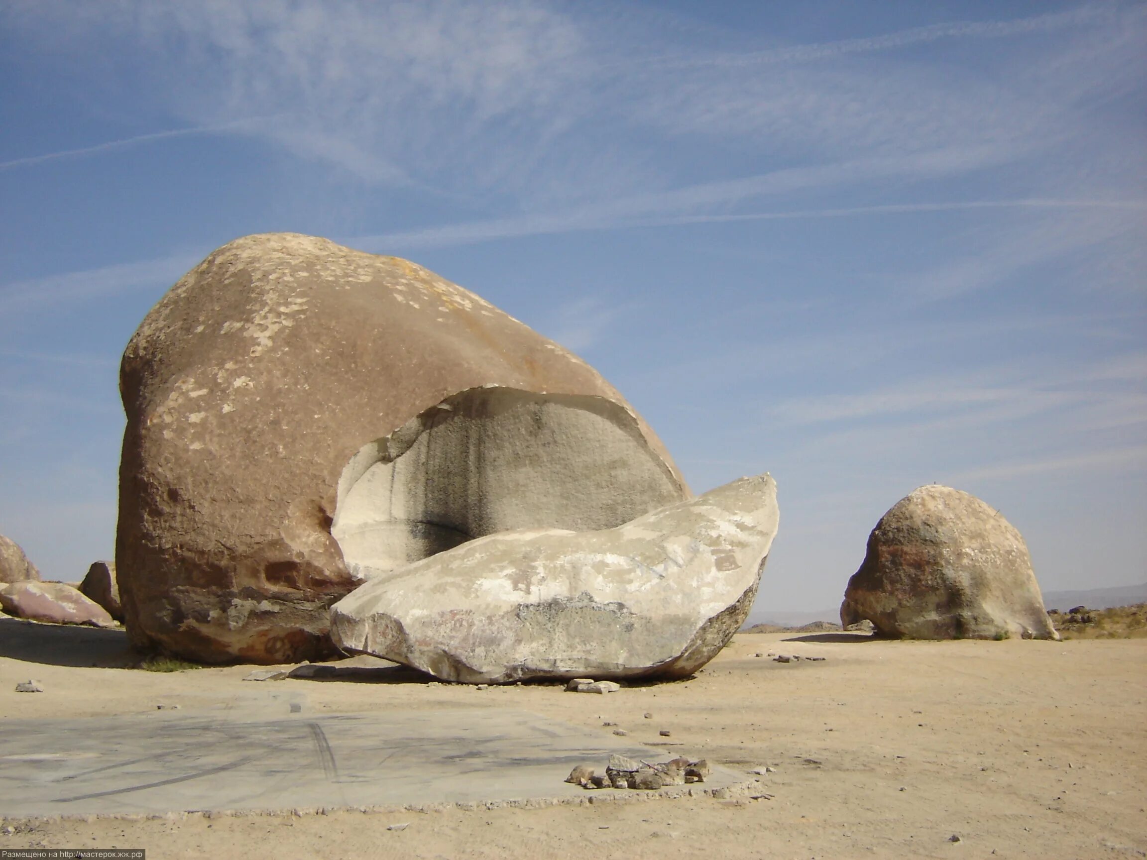 Камень находящийся на воздухе. Камни Мохаве. Камень в пустыне Мохаве. Валун «большой камень» Кутишкинский. Гигантский камень в пустыне Мохаве.