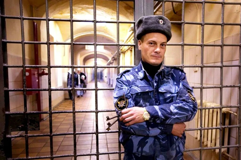 надсмотрщик на русском