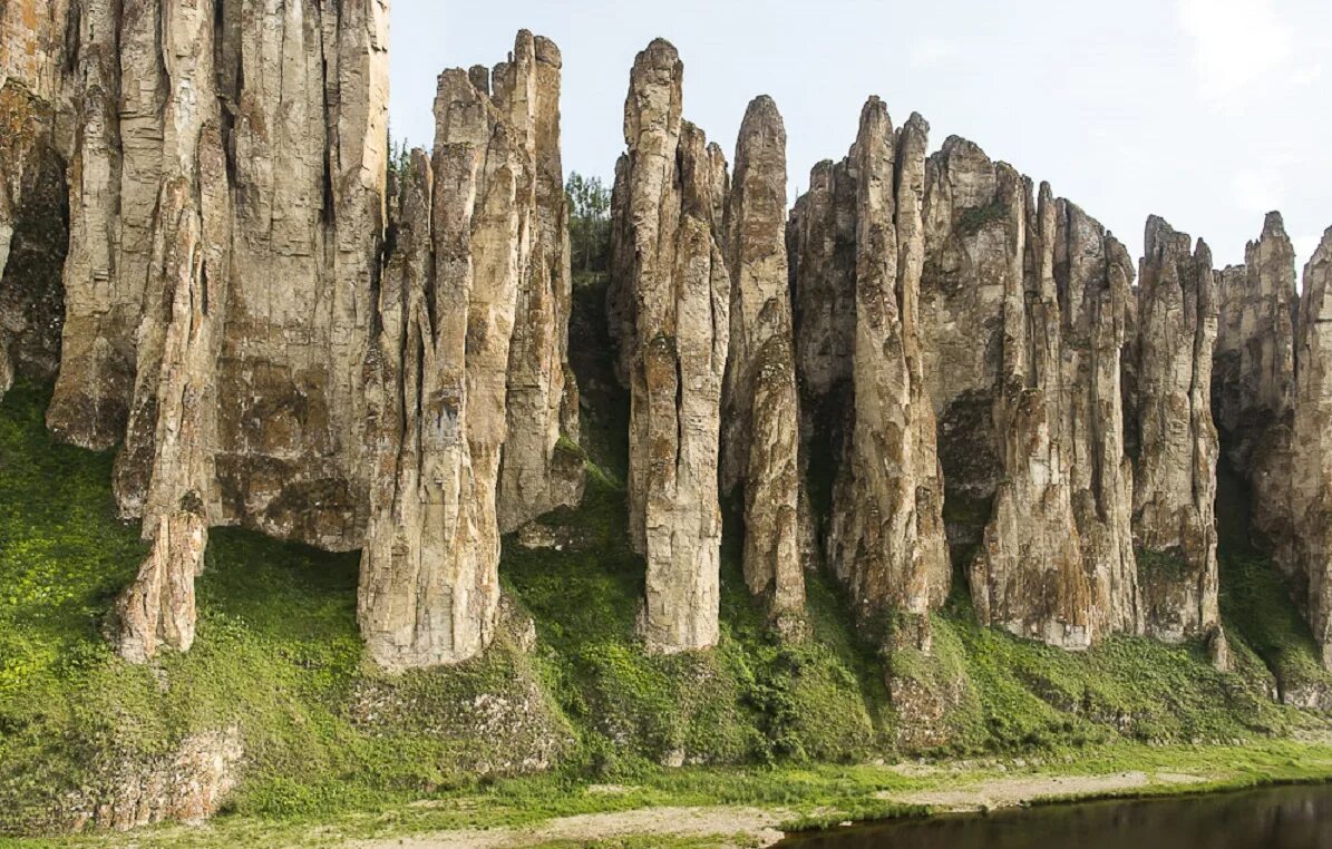 Природное наследие сибири. Ленские столбы в Якутии. Природный парк Ленские столбы. Река Лена Ленские столбы. Ленские столбы каменный лес Якутии.