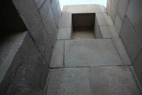 Каменный блок для строительства пирамиды тащат 16