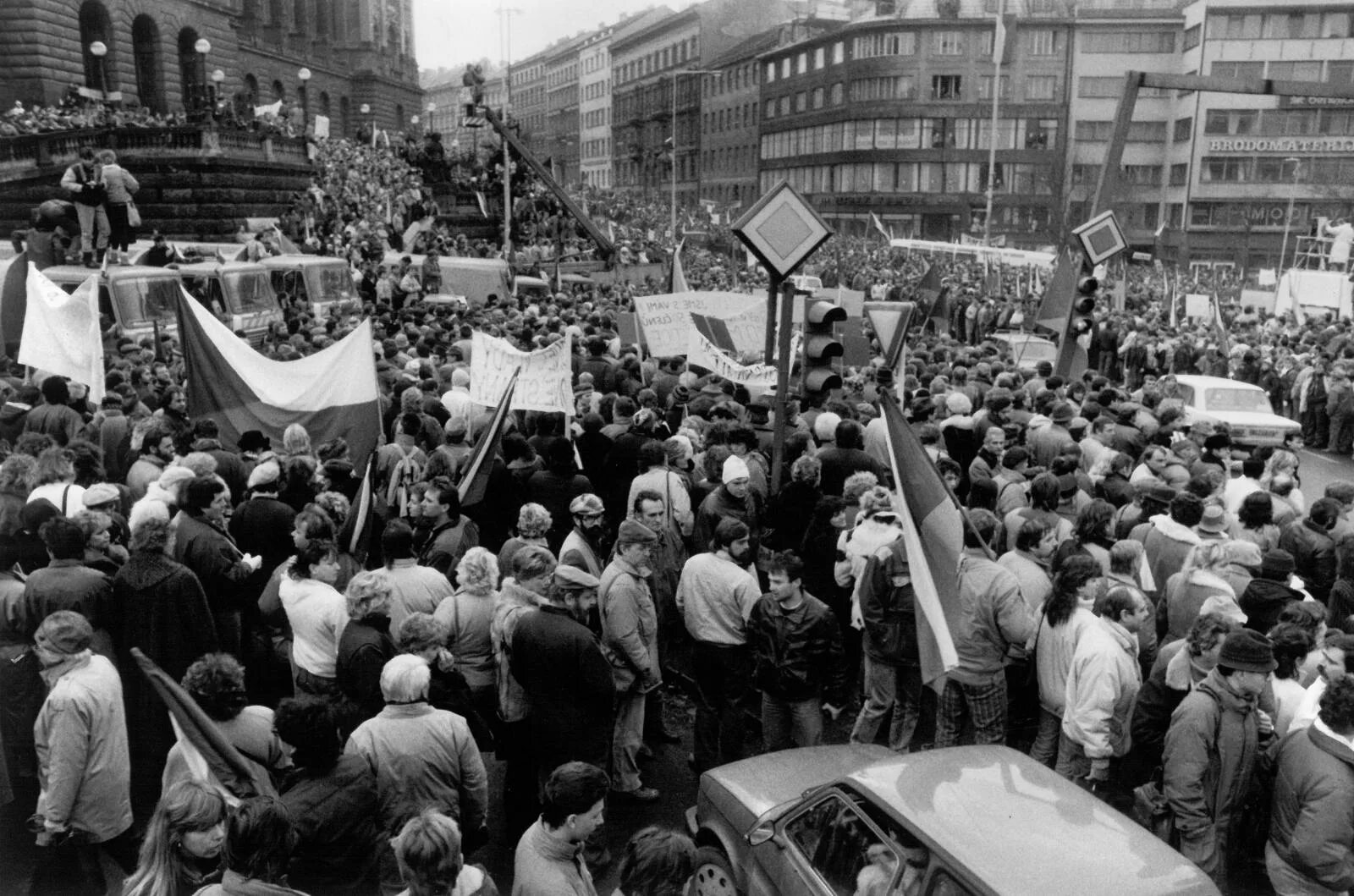 Бархатные революции 1989 страны. Революция в Чехословакии 1989. Бархатные революции 1989. Бархатная революция в Чехословакии. Чехословакия 1990.