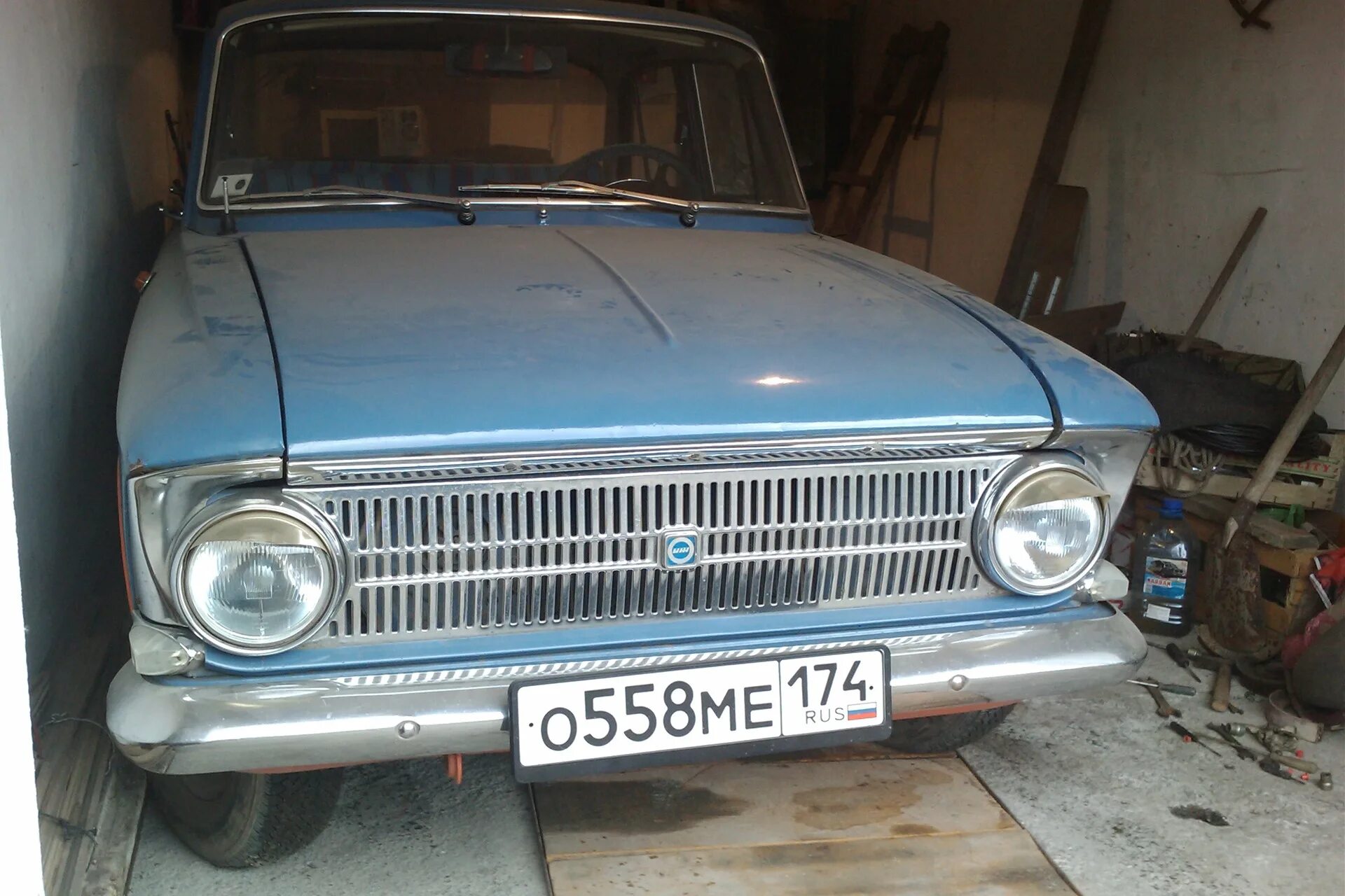 Izh garage ижевск. Старый москвич в гараже. Izh garage ижевск. Москвич в гараже. Иж 27151 горчичного цвета.