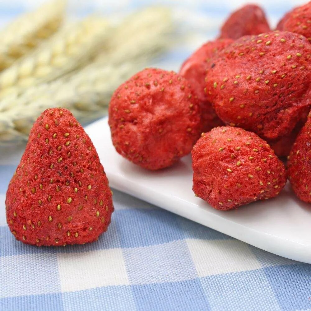 Dried strawberry. Клубника сушёная. Клубника сушеная слайсы. Клубника сублимированная слайсы. Клубника цукаты.