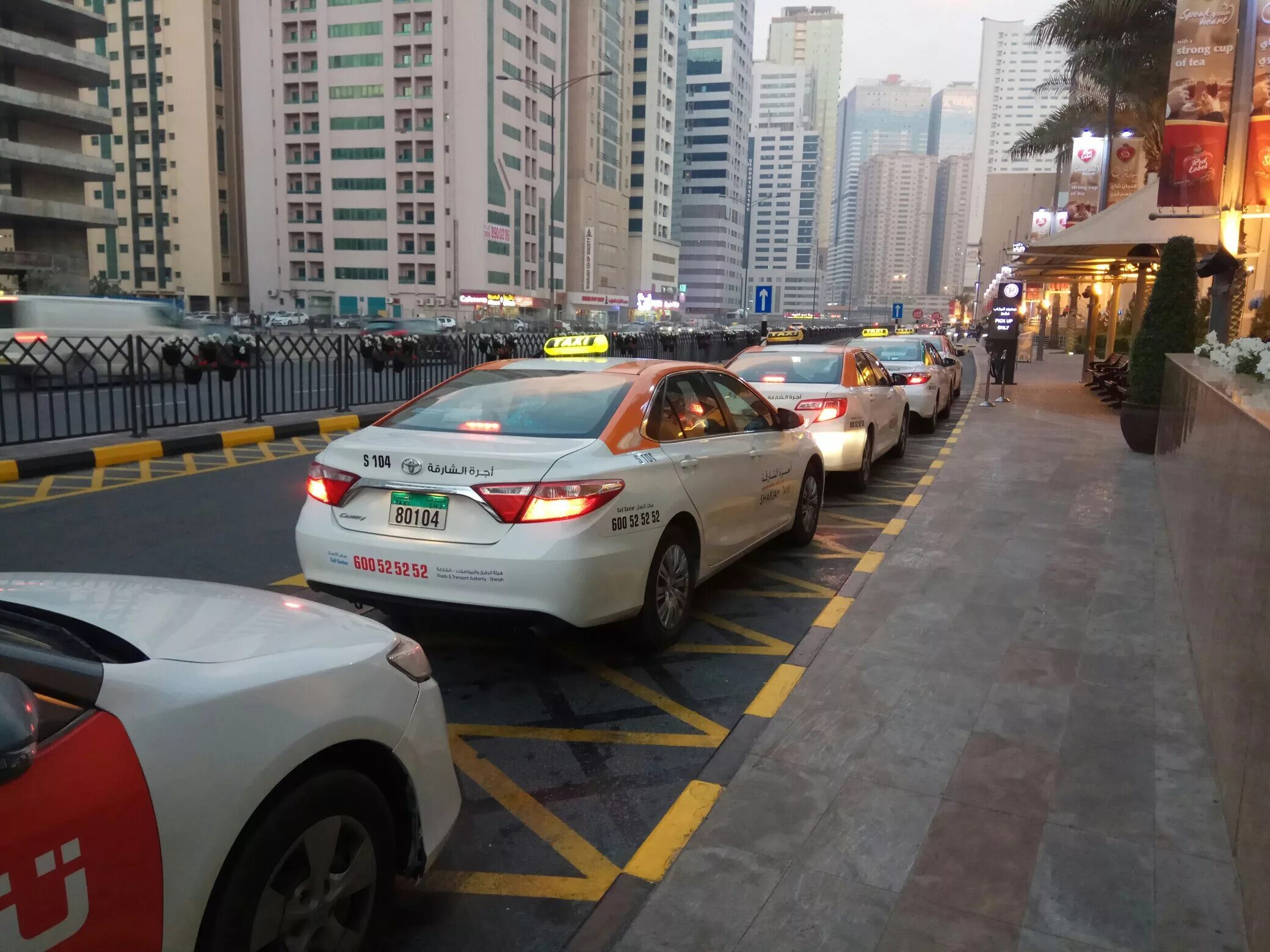 Dubai Taxi Toyota. Городское такси Дубай. Тойота такси Дубай. Такси в Шардже. Таксисты дубай