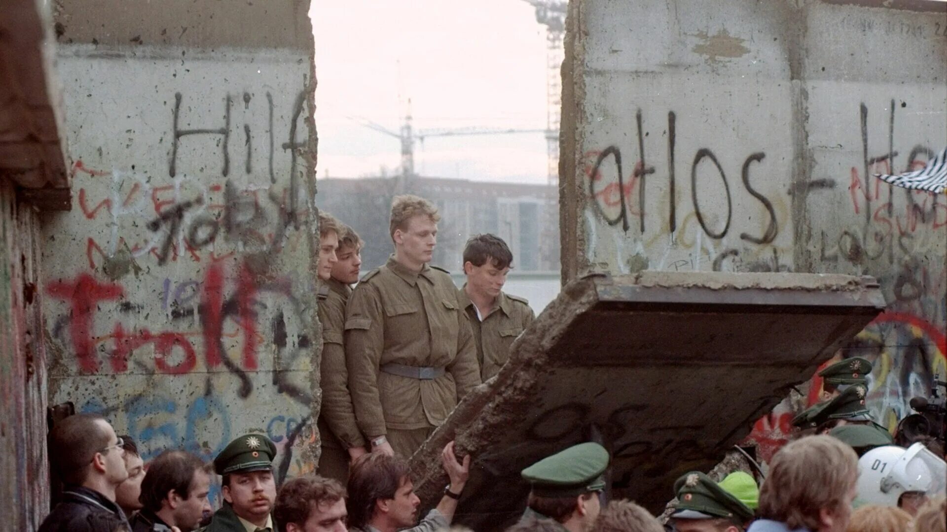 3 октября 1990. Крушение Берлинской стены 1989. 1989 Год падение Берлинской стены. Падение Берлинской стены 9 ноября 1989 года. Солдаты ГДР Берлинская стена 1989.